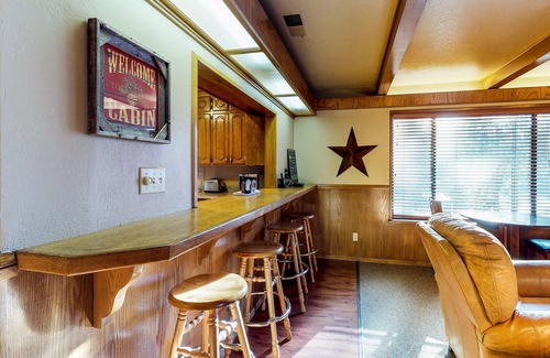 Shaver Lake Cottage | Cozy Cabin for Two with Furnished Patio - Close to the Villae & Lake, Dogs OK