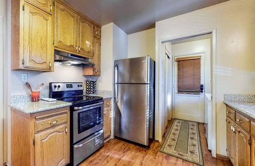 Shaver Lake Cottage | Cozy Cabin for Two with Furnished Patio - Close to the Villae & Lake, Dogs OK