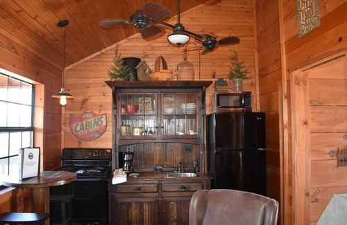 Walnut Shade Cabin | COZY CABIN FOR TWO- MIN. TO BRANSON-HOT TUB-BRKFST-WINERY-BREWERY