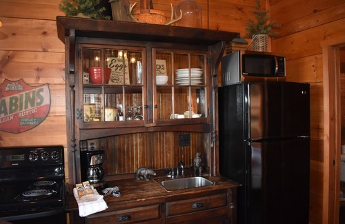 Walnut Shade Cabin | COZY CABIN FOR TWO- MIN. TO BRANSON-HOT TUB-BRKFST-WINERY-BREWERY