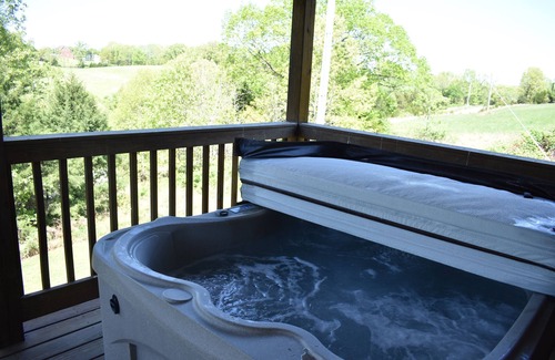 Walnut Shade Cabin | COZY CABIN FOR TWO- MIN. TO BRANSON-HOT TUB-BRKFST-WINERY-BREWERY