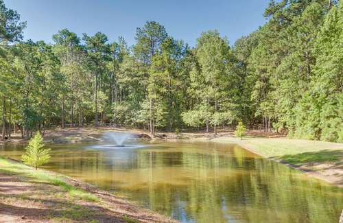Negreet Cabin | Cozy Cabin Getaway 1 Mi to Toledo Bend Lake!