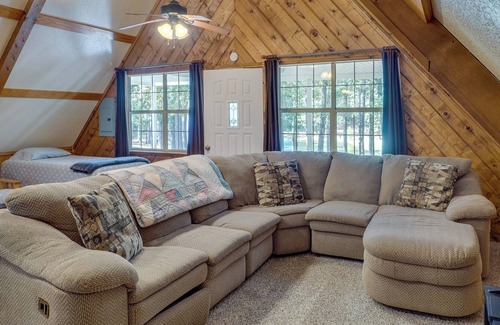 Negreet Cabin | Cozy Cabin Getaway 1 Mi to Toledo Bend Lake!