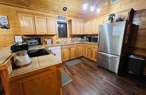 Broken Bow Cabin | Cozy cabin getaway with Hot Tub and games; Sleeps 6. Close to lake and trails!