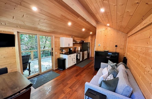 Brevard Cabin | Cozy cabin in charming Brevard with spa-like bath