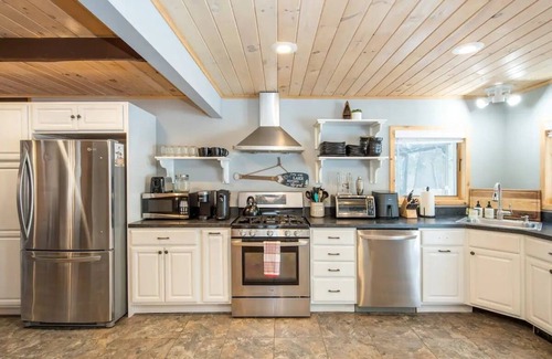 Lake Harmony Cottage | Cozy cabin in Lake Harmony, PA! Lake, Hot Tub, Fire pit! Explore the Poconos!