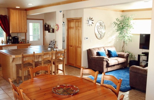 Sunland Estates Cabin | Cozy Cabin in Sunland Estates - 6 min to Gorge Amphitheater!