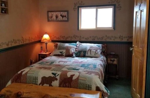 Helena Cabin | Cozy Cabin In The Mountains- Cabin Creek Ranch