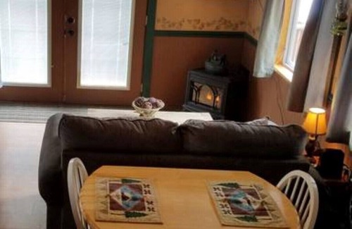 Helena Cabin | Cozy Cabin In The Mountains- Cabin Creek Ranch