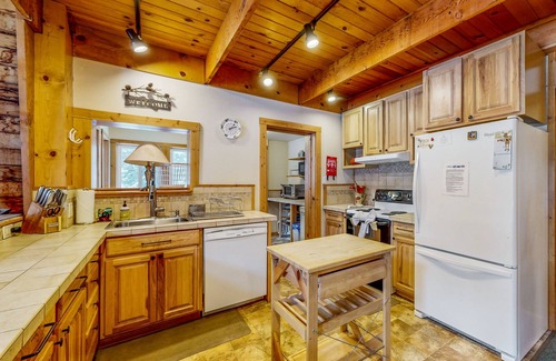 Serene Lakes Cabin | Cozy cabin in the heart of nature with wood fireplace, deck & loft
