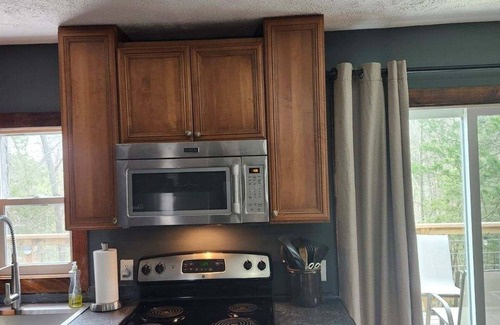 Goreville Cabin | Cozy Cabin in the Woods ,Pet-Friendly! Treehouse feel on the large deck! Pool!