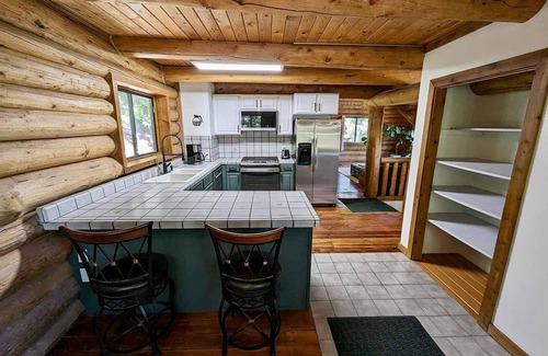 Summit Park Cabin | Cozy cabin in the woods fit for all outdoor enthusiasts!