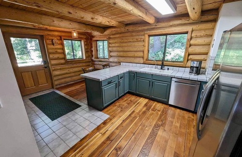 Summit Park Cabin | Cozy cabin in the woods fit for all outdoor enthusiasts!