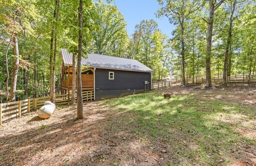 Cleveland Cabin | Cozy cabin in wooded Cleveland with Hot tub, Fireplace & Fenced pet area