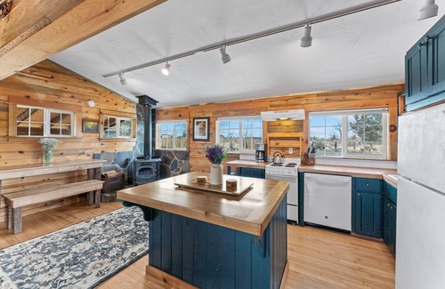 Bend Cabin | Cozy cabin just outside Sisters, pet friendly, great Mountain View’s, WiFi, & AC