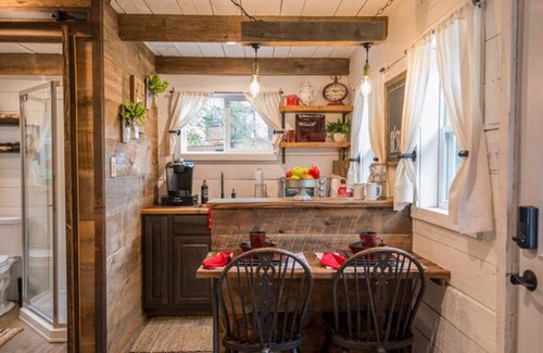Waco Apartment | Cozy Cabin Little Red Hen 12 min to Magnolia