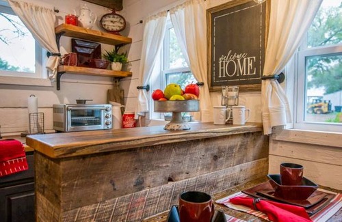 Waco Apartment | Cozy Cabin Little Red Hen 12 min to Magnolia