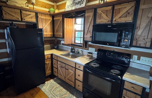 Cleveland Cabin | Cozy cabin minutes from downtown Helen WiFi, Hot Tub, Fire Pit, King Bed