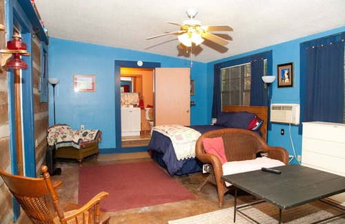 College Hill Cabin | Cozy Cabin Minutes to Square, 1.5mi to MTrade Park in Oxford
