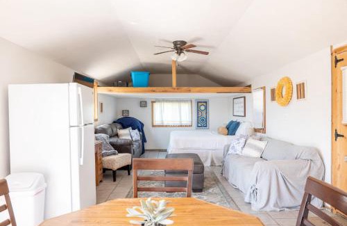 Williamstown House | Cozy Cabin near Ark! Adam and Eve's Retreat