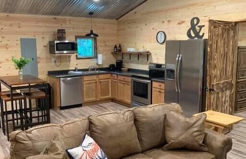 Fort Payne Cabin | Cozy cabin near DeSoto and Little River with private hot tub!