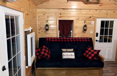 Big Sandy House | Cozy Cabin near Kentucky Lake - Amazing Glamping Rental in Big Sandy, Tennessee