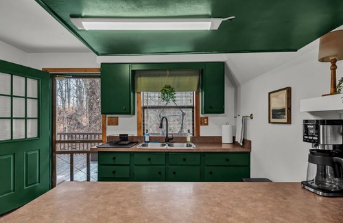 Wellington Cabin | Cozy Cabin Near Red River Gorge and Natural Bridge with Fiber WiFi and AC!