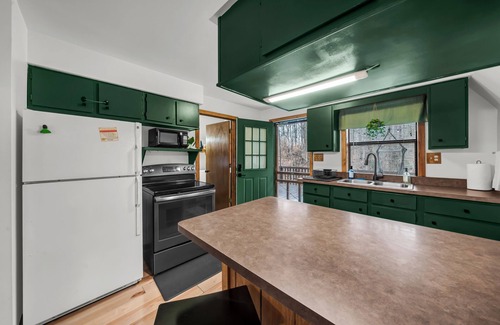 Wellington Cabin | Cozy Cabin Near Red River Gorge and Natural Bridge with Fiber WiFi and AC!