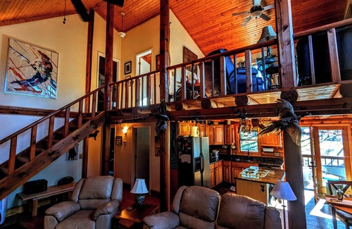 Pickens Cabin | Cozy Cabin Near Table Rock Nestled in Nature. Dog Friendly!