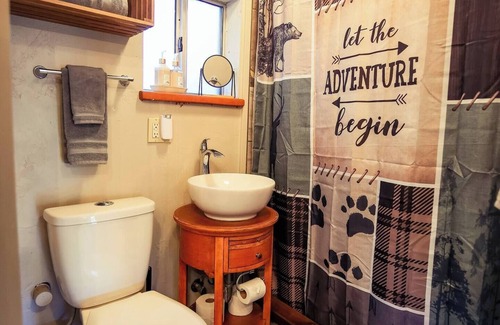 Oakhurst House | Cozy Cabin Near Yosemite & Corlieu Falls