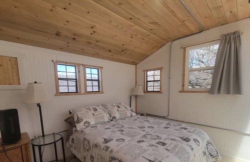 Collbran Cabin | Cozy Cabin next to the Lake