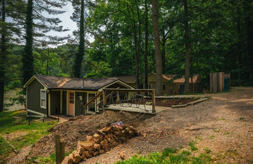 Martinsville Apartment | Cozy Cabin on Lake Front With Hot tub Firepit