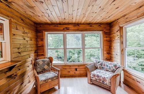 Topton Cabin | Cozy Cabin on the River