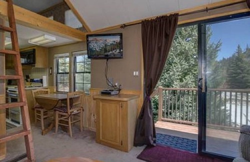 Breckenridge Cabin | Cozy Cabin on the River. 1 Bed 1 Bath Patio w/ BBQ