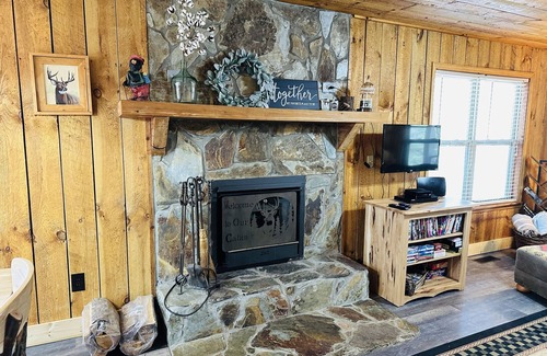 Blairsville Cabin | Cozy cabin on wooded acre, fire pit, games, fully equipped
