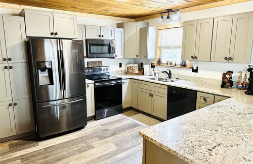 Blairsville Cabin | Cozy cabin on wooded acre, fire pit, games, fully equipped