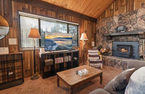 Woodlands House | Cozy Cabin - Quiet Area, Fireplace, Smart TV, Fenced Yard