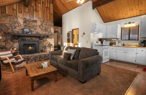 Woodlands House | Cozy Cabin - Quiet Area, Fireplace, Smart TV, Fenced Yard