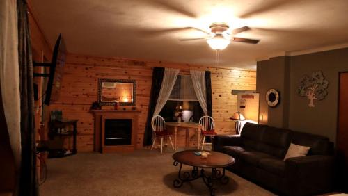 Eureka Springs House | Cozy Cabin Retreat Close to Rivers and Lakes in Eureka Springs, Arkansas