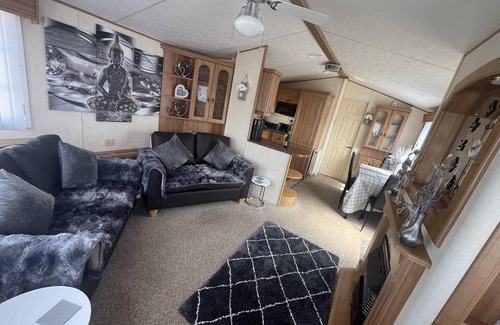 Towyn Cabin | Cozy Cabin Retreat in Towyn