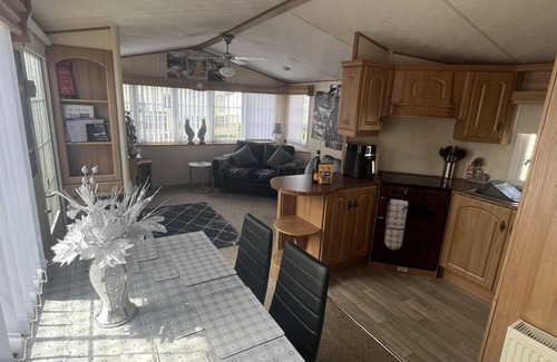Towyn Cabin | Cozy Cabin Retreat in Towyn