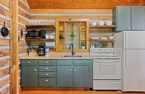Birdseye Cabin | Cozy Cabin Retreat near Patoka Lake & Winery -Fire Pit, Boat Parking & more!