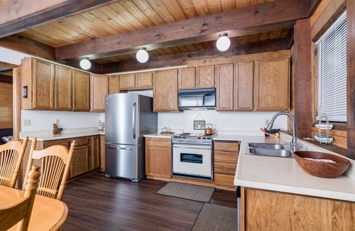 Serene Lakes Cabin | Cozy Cabin Retreat: Experience Serenity and Nature's Embrace