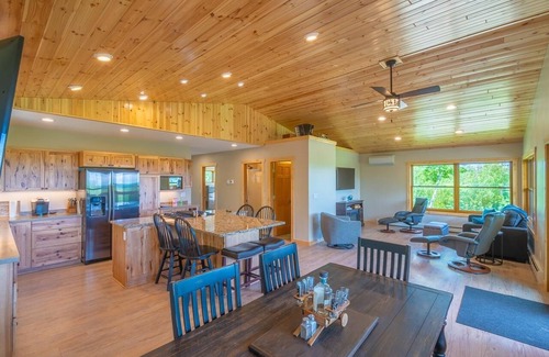 Tower Cabin | 🌲 Cozy Cabin Retreat with Lake Views adventure in Every Season