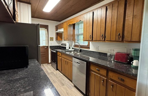 McMinnville Cabin | Cozy Cabin -Rock Fireplace - Great sunset views - 5 State Parks w/in hour