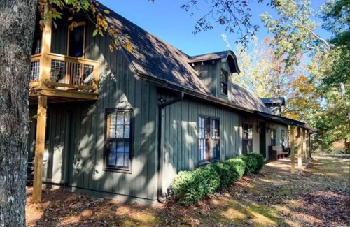 McMinnville Cabin | Cozy Cabin -Rock Fireplace - Great sunset views - 5 State Parks w/in hour
