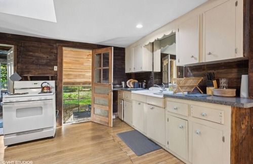 Newtown Cottage | Cozy Cabin @ Sticks & Stones Farm