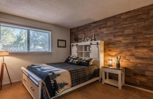 Mammoth Lakes Apartment | Cozy Cabin-Style Condo in Central Location