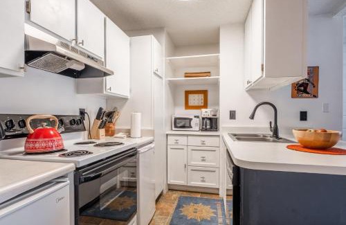 Mammoth Lakes Apartment | Cozy Cabin-Style Condo in Central Location