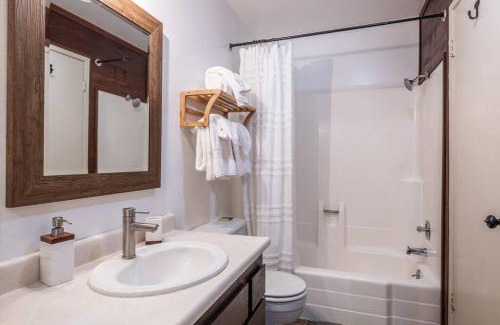 Mammoth Lakes Apartment | Cozy Cabin-Style Condo in Central Location